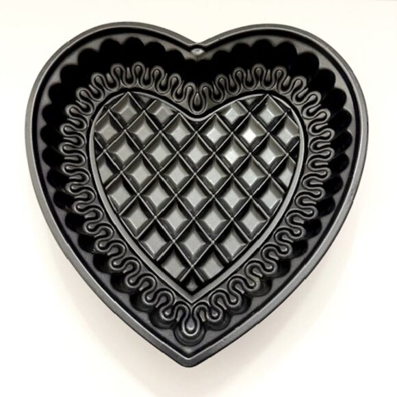 Nordic Ware Black Quilted Heart Baking Pan Aluminum 10 Cups - Picture 1 of 6